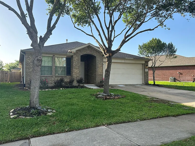 8023 Clover Leaf Dr — Photo 32