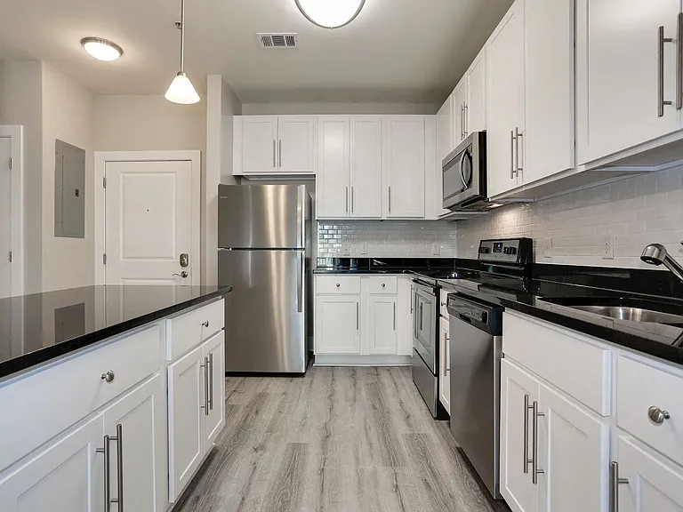 800 Carlyle — Photo 31