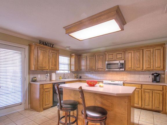 4th image of 11 Briarwood Cir