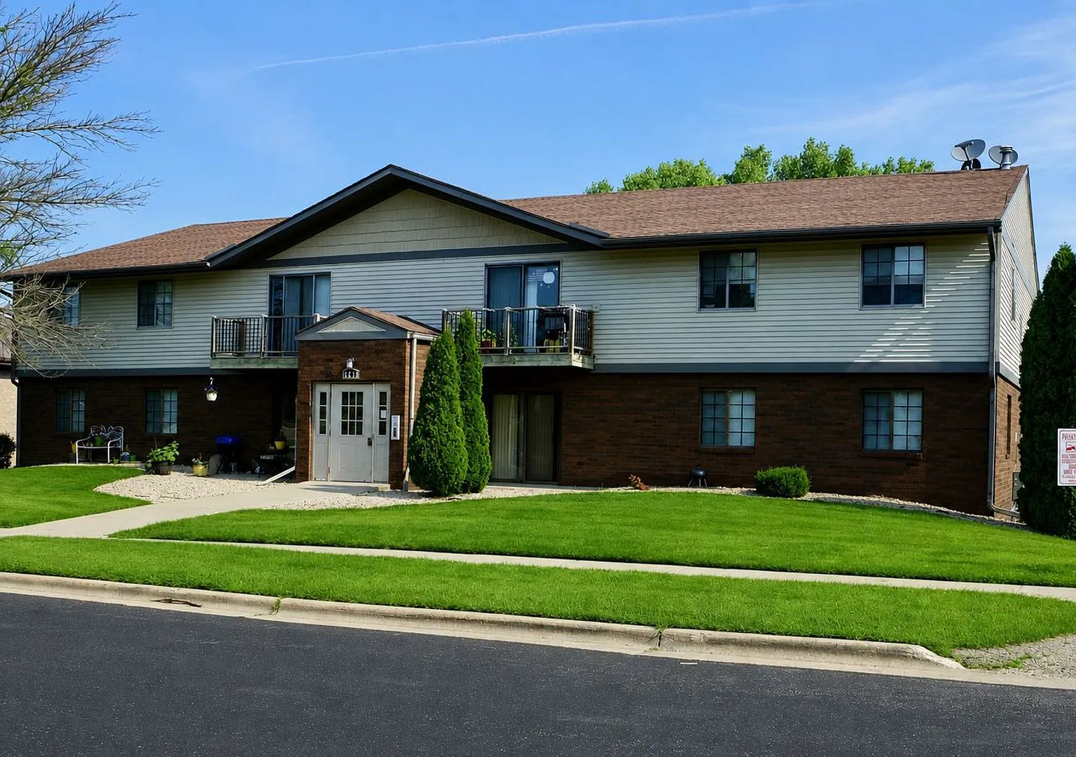 1616 Kenilworth Apartments — Photo 1
