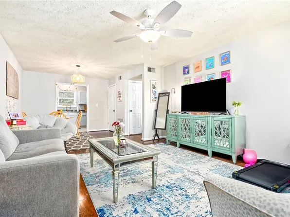 426 N Donahue Dr APT 13, Auburn, AL 36832