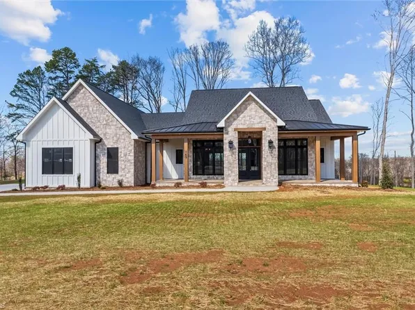 765 Golf Course Rd, Pilot Mountain, NC 27041