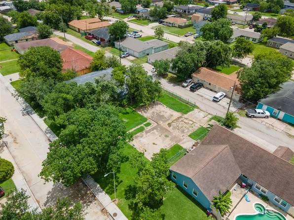 1735 W 7th St, Freeport, TX 77541
