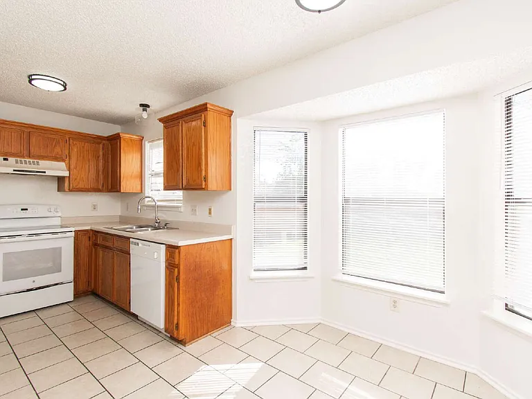 2104 Corona Dr — Photo 5