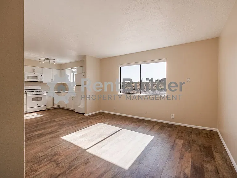 301 Geraldine Loop SE — Photo 3