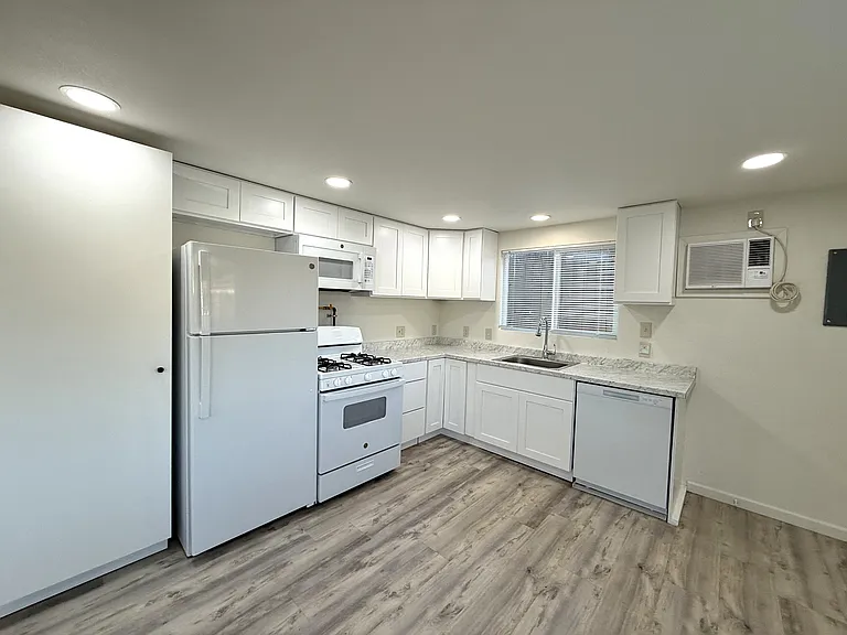 1441 1/2 Sheridan Ave — Photo 4