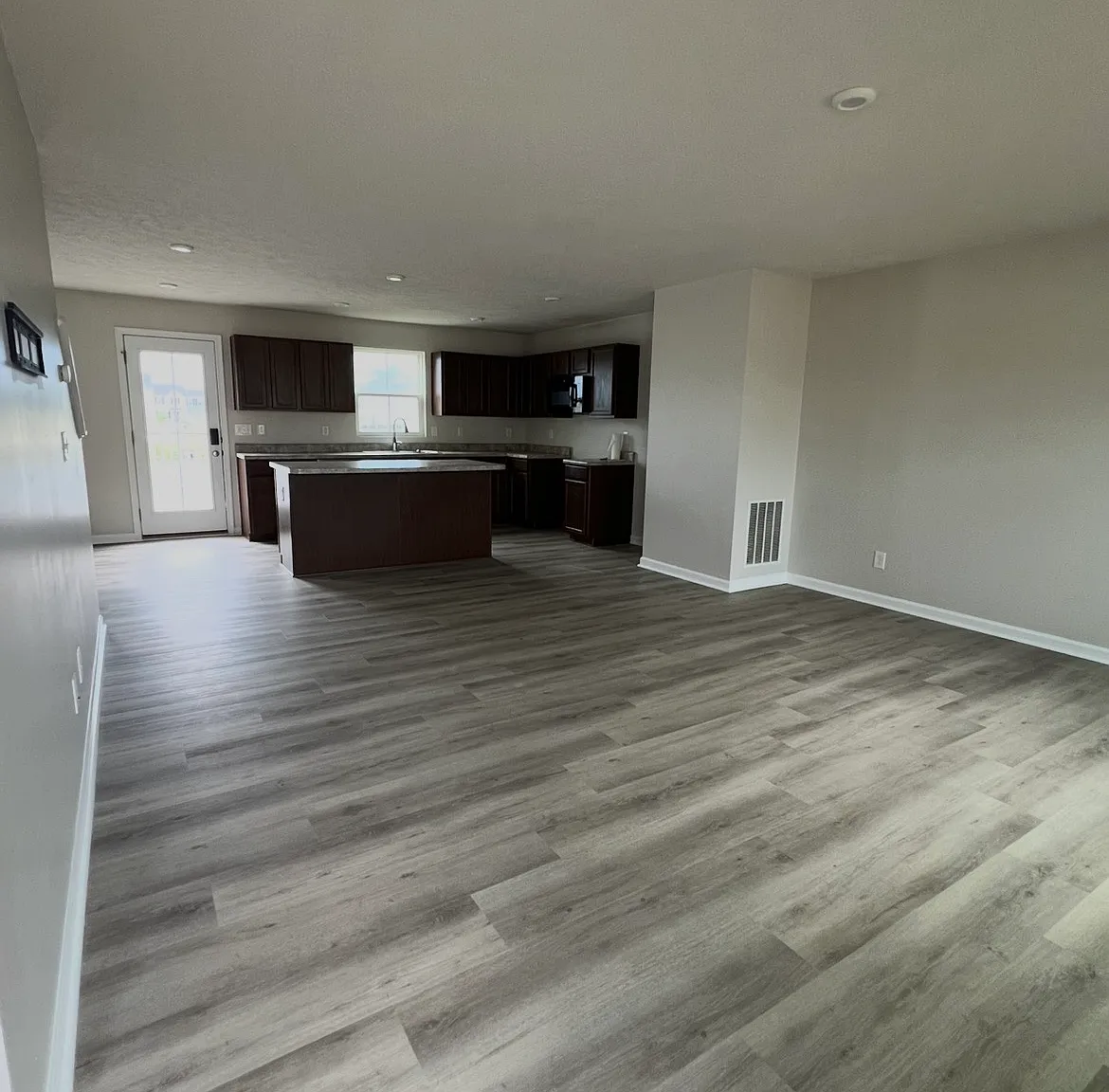 4 bed, 2400 sqft, $2,750 — Photo 3