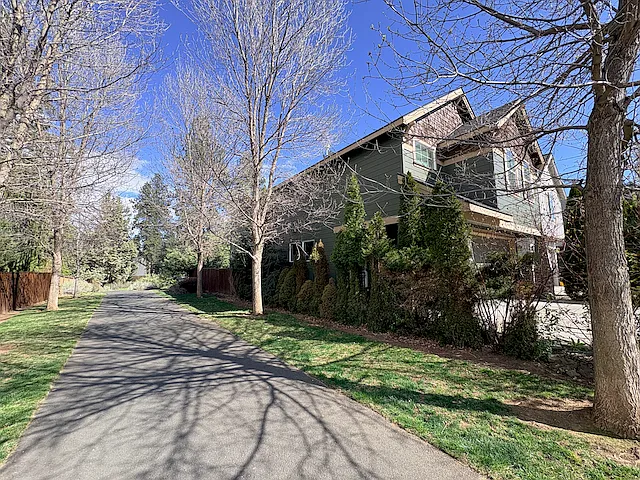 North side pathway to park, no neighbor next to home - 61346 Huckleberry Pl