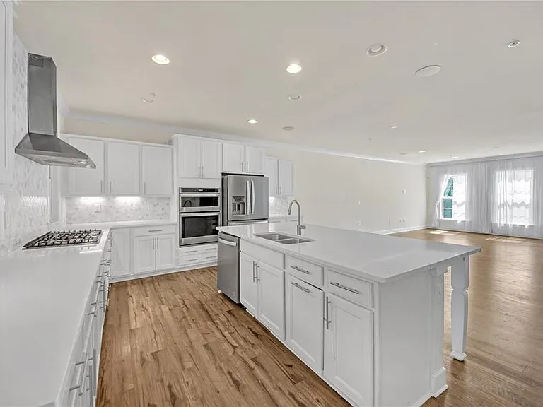 860 Stonehill Ln — Photo 10