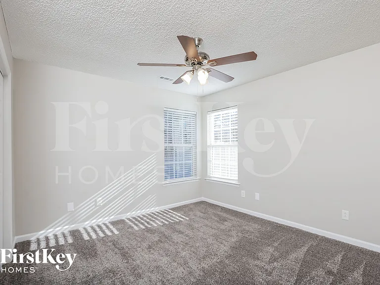 4952 Silverdene St — Photo 9
