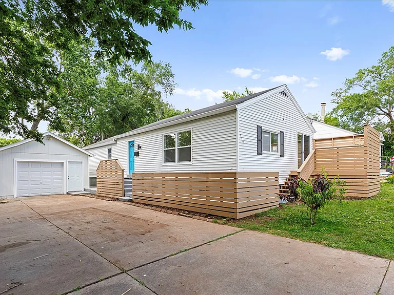210 Lynn St — Photo 1