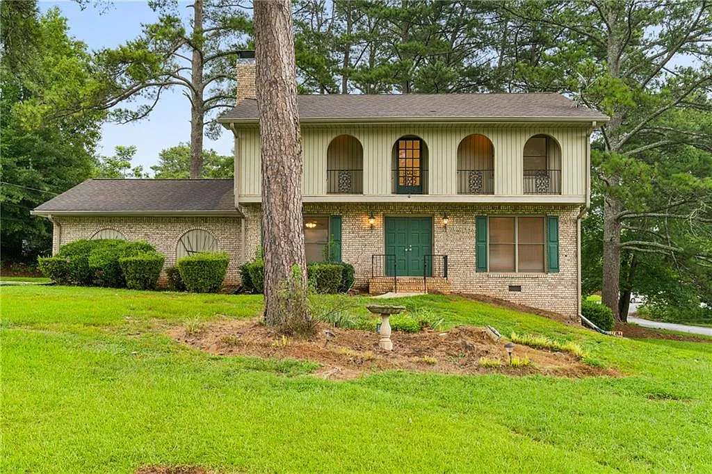 4 bed, 3.0 bath, 2172 sqft, $2,400 — Photo 2