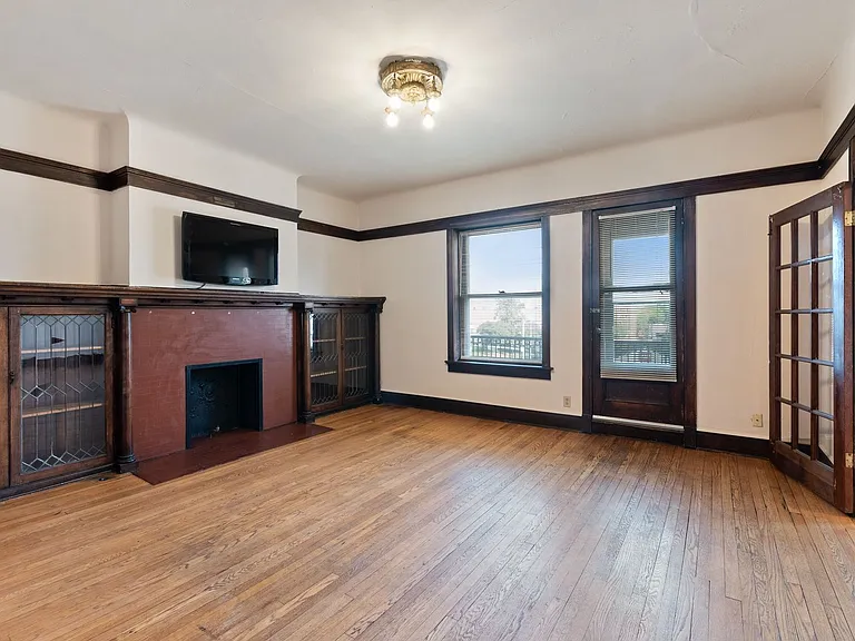 2335 W Wisconsin Ave — Photo 1