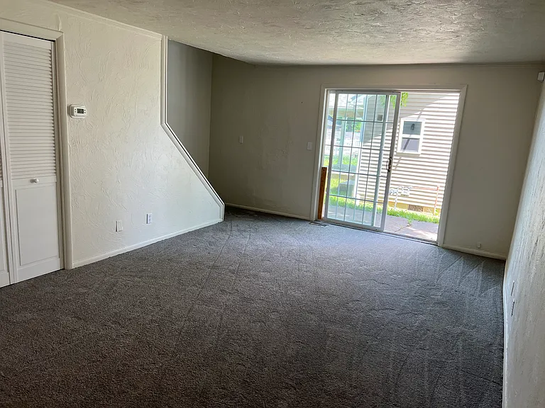 406 W Broadway St — Photo 9