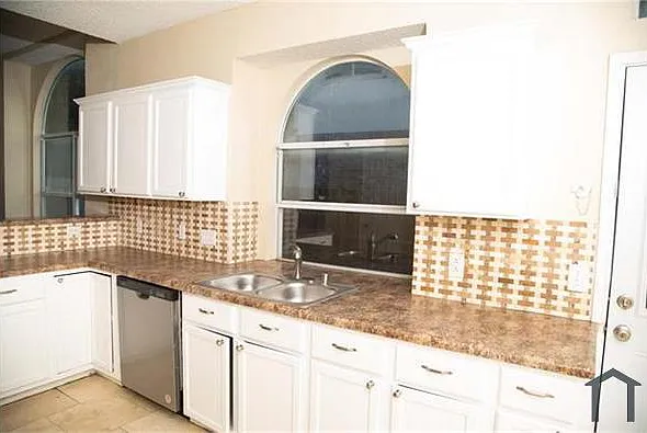 4 bed, 1924 sqft, $3,830 — Photo 3