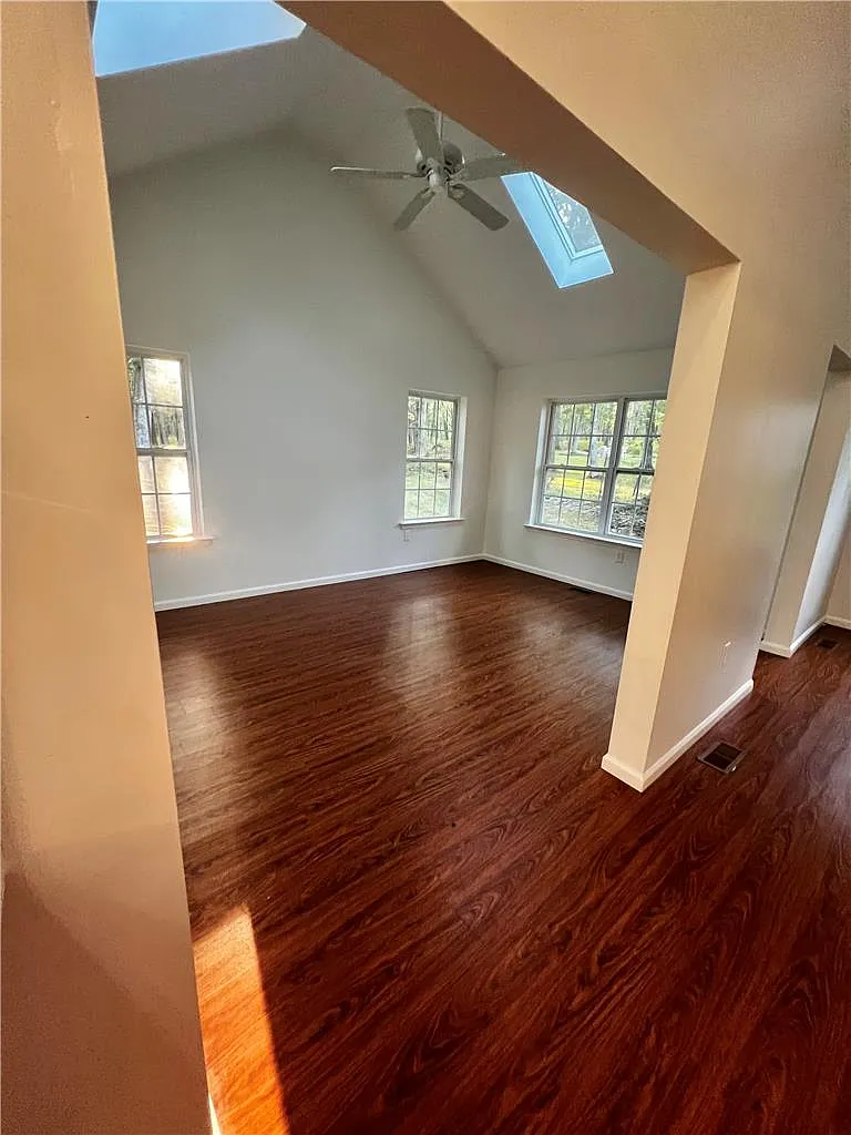 3 bed, 2.5 bath, 2472 sqft, $2,500 — Photo 3