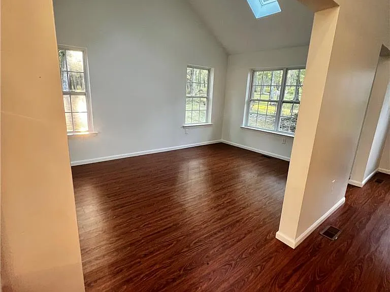 2146 Bedford Dr — Photo 3