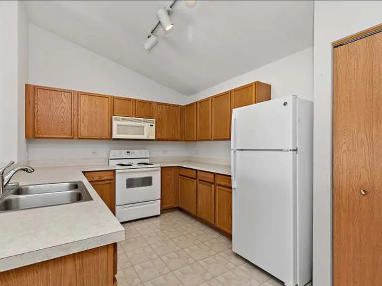 2319 Silverstone Dr — Photo 6