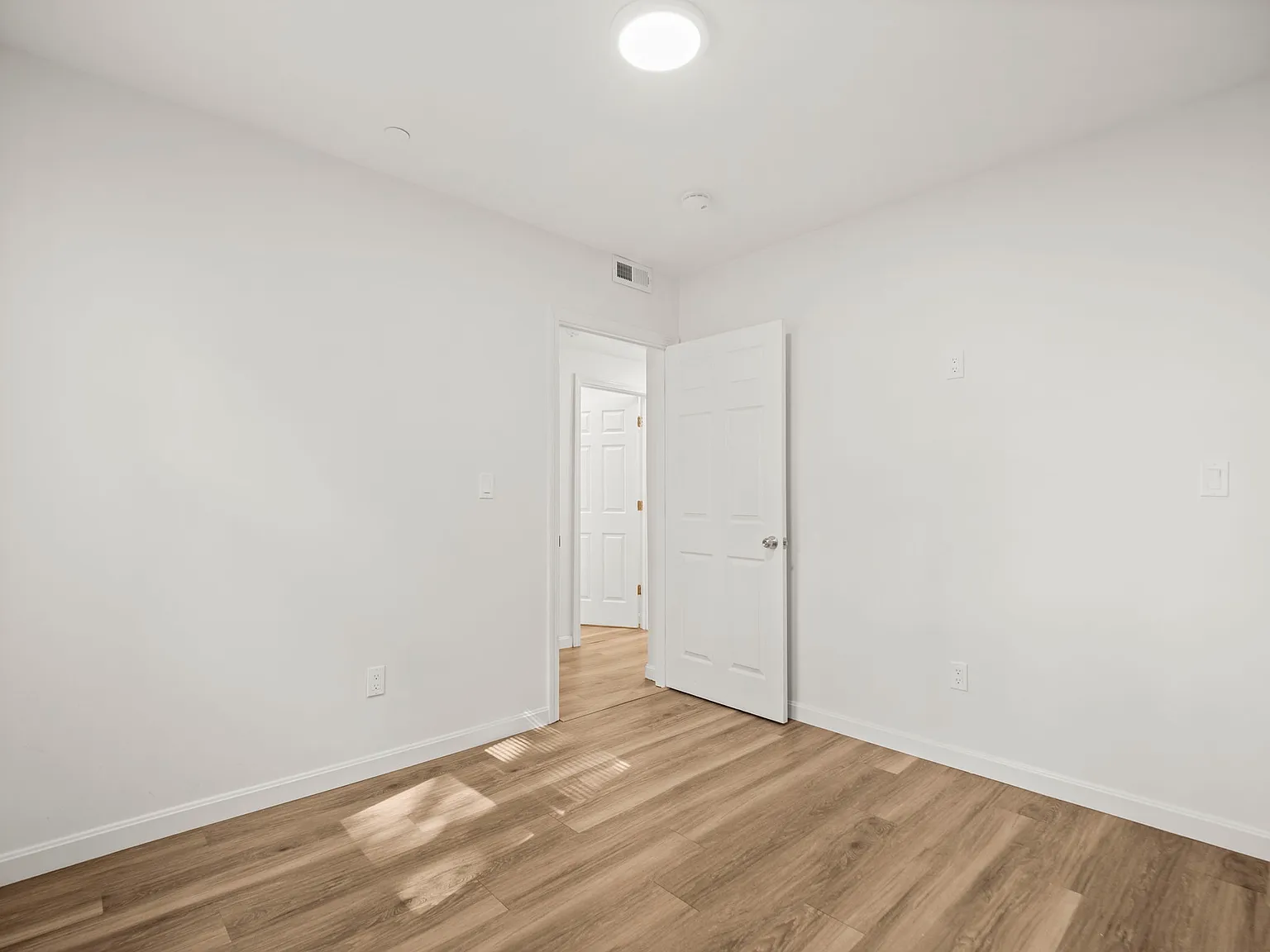 4 bed, 1150 sqft, $2,975 — Photo 2