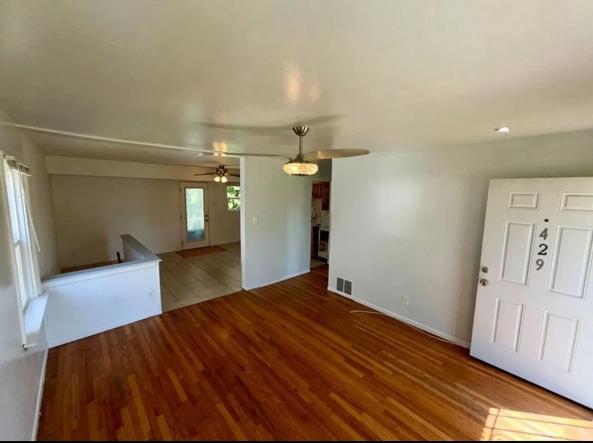 3 bed, 852 sqft, $1,325 — Photo 2