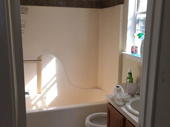 Full tub and nicely appointed bathroom