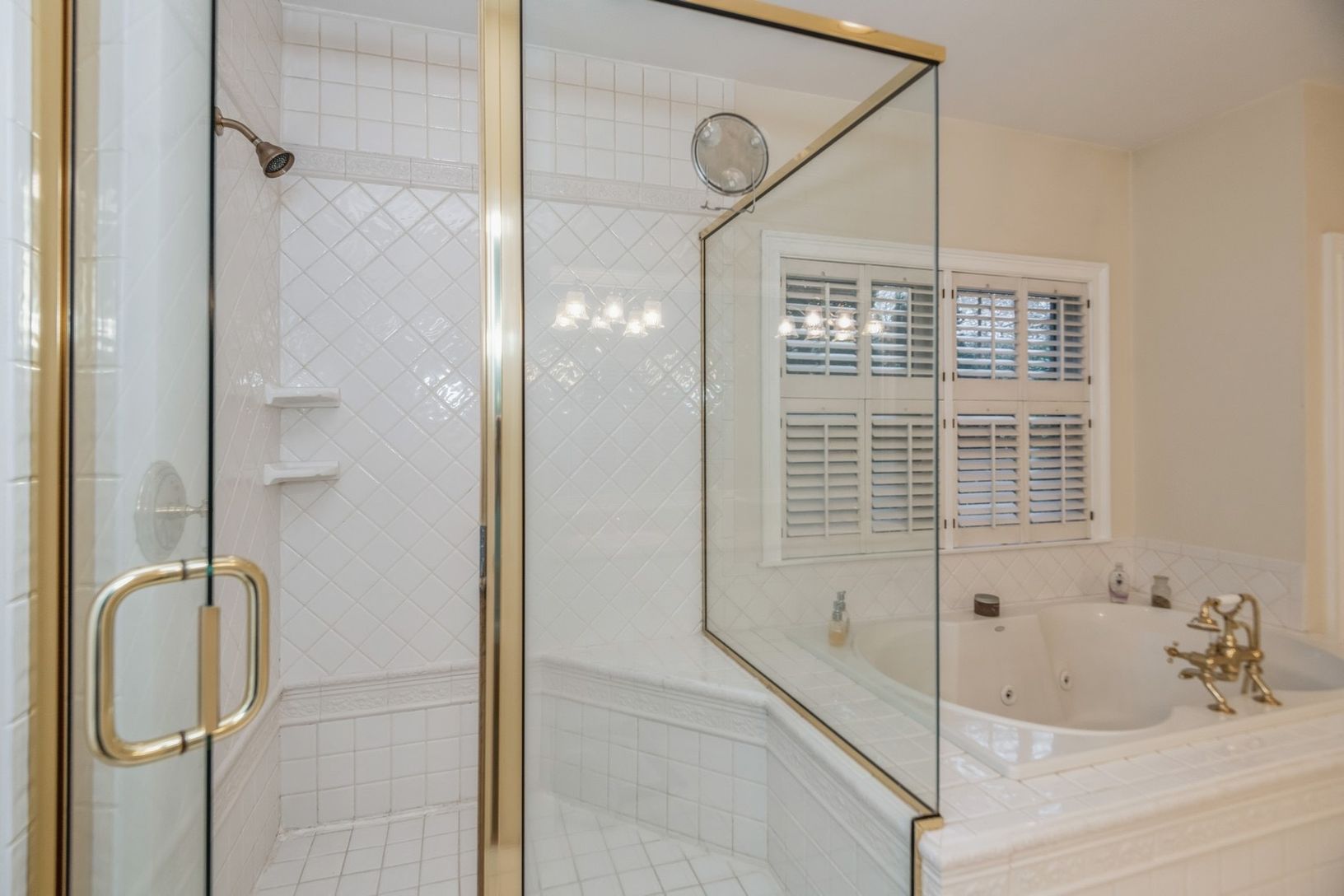  Downstairs En-suite Primary Bathroom 