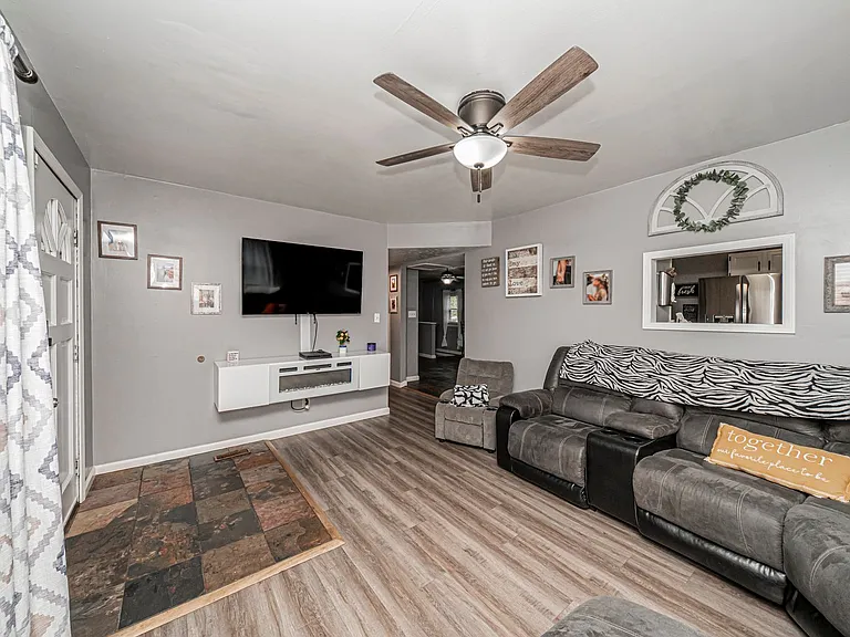 224 W Chestnut St — Photo 11