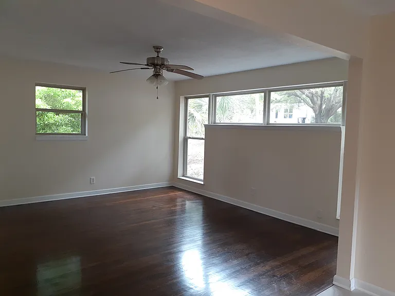 706 Valley Dr — Photo 2