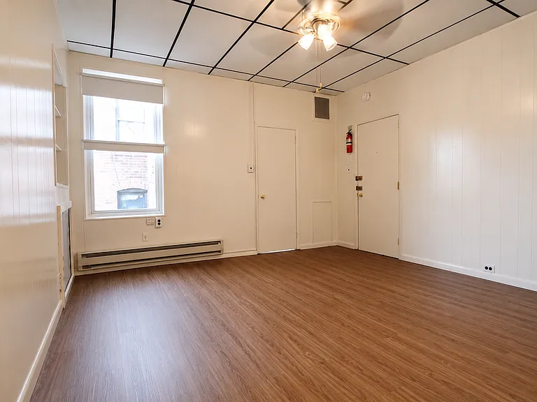 2035 Chestnut St #302 — Photo 3