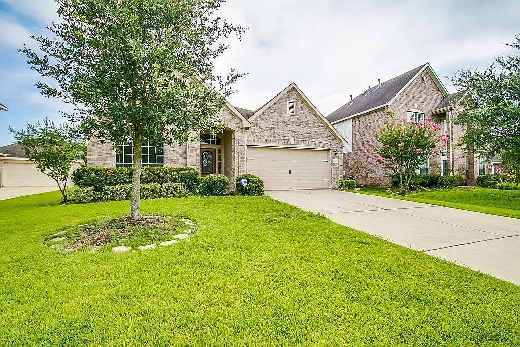 3 bed, 2.0 bath, 2011 sqft, $2,200 — Photo 2