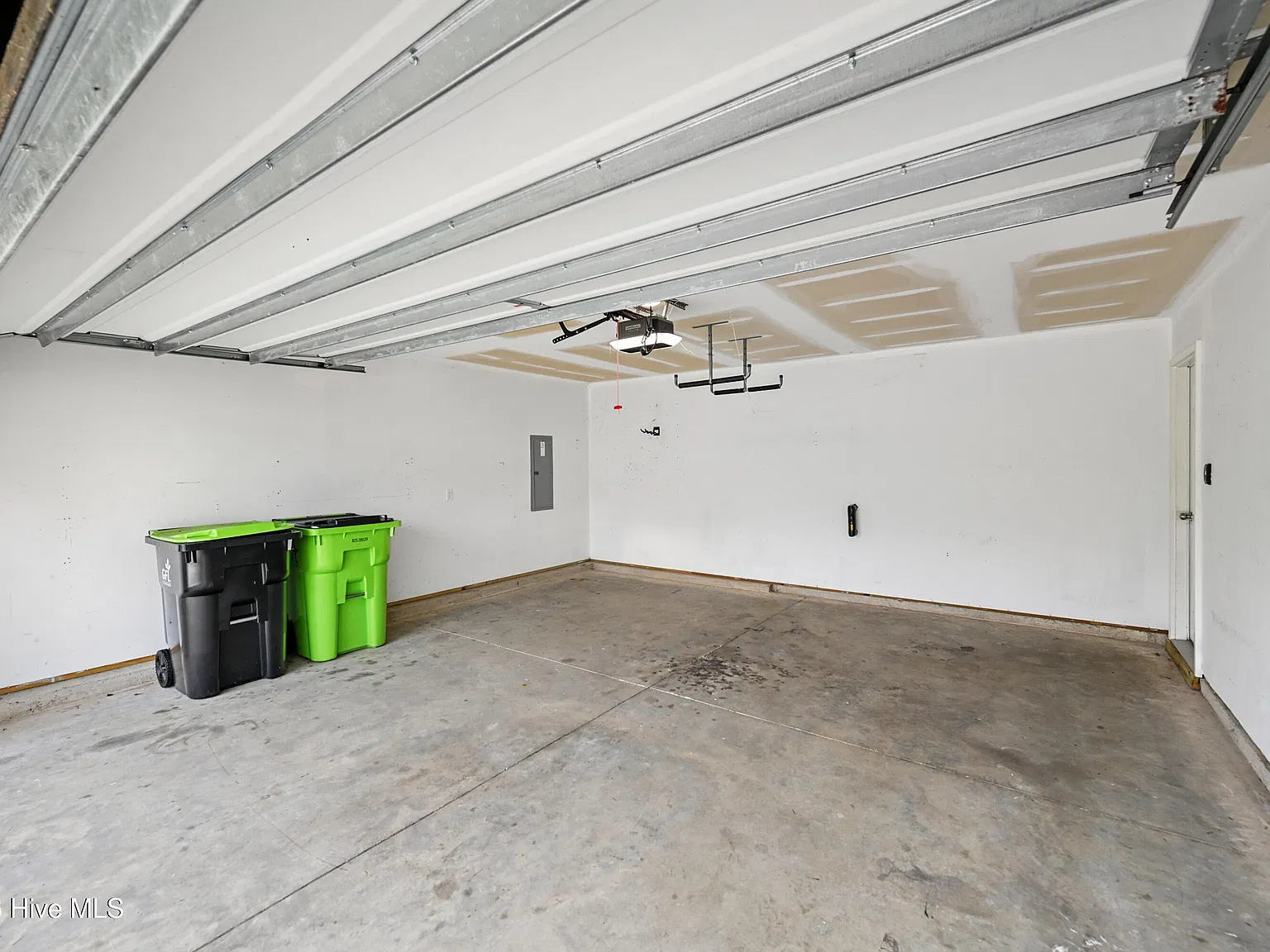 3 bed, 2.5 bath, 1805 sqft, $1,995 — Photo 1