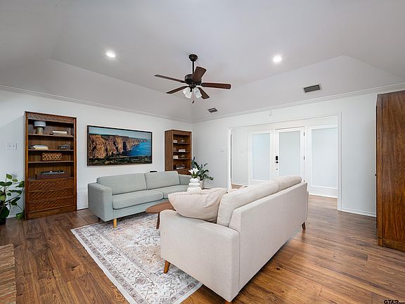 4th image of 3311 Pinecreek Dr