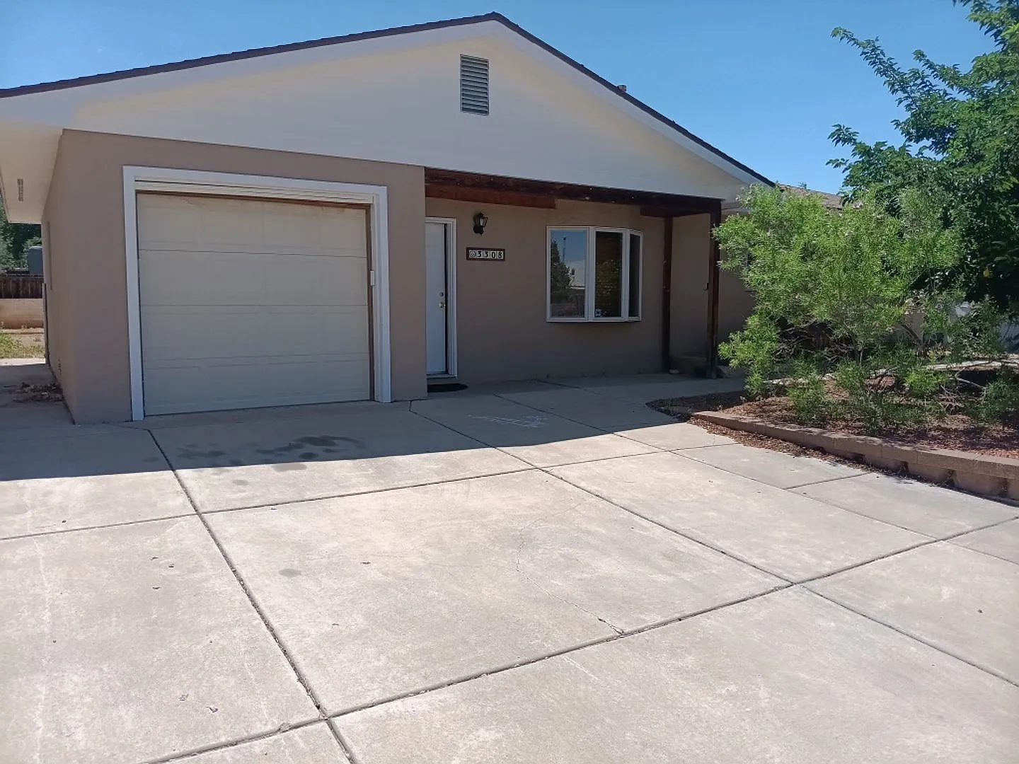 3 Bedroom, 2 Bathroom Home! Schedule a Showing Soon! — Photo 1