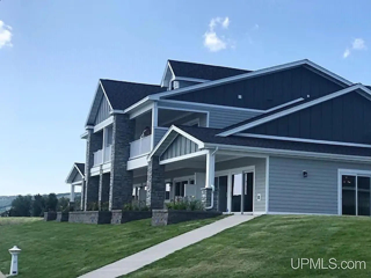4 bed, 3.0 bath, 2500 sqft, $4,000 — Photo 1