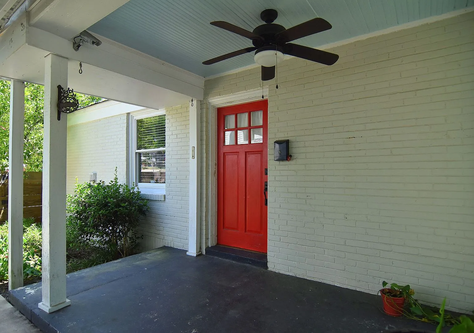 Pre-Leasing For July 15th 2026! 2br 1ba Rosewood Home With Large Backyard — Photo 3