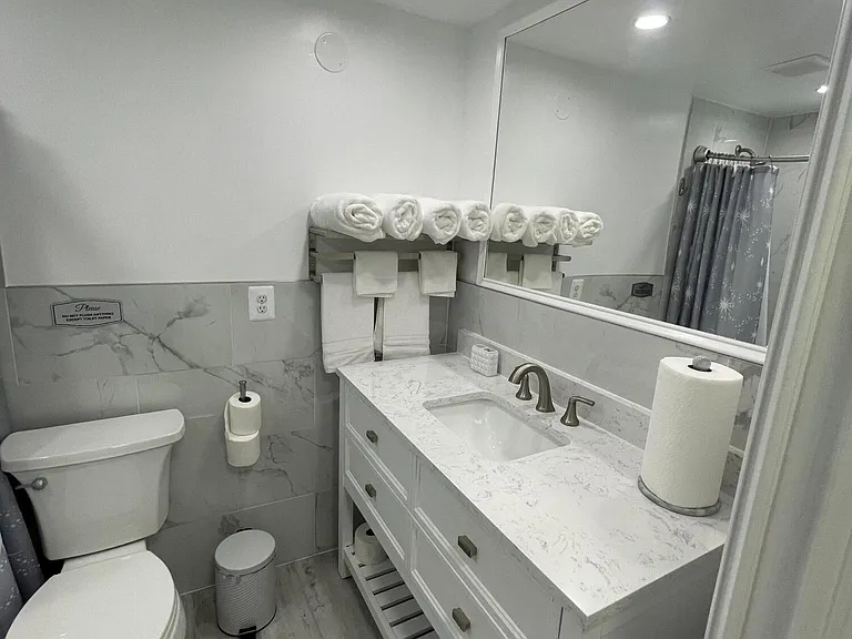 209 SE 6th St #11 — Photo 10