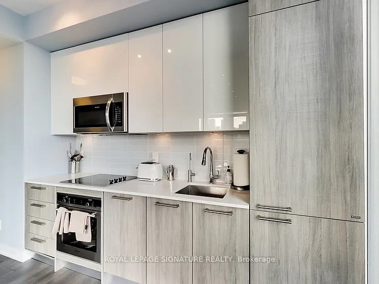 28 Wellesley St E #1704 — Photo 7