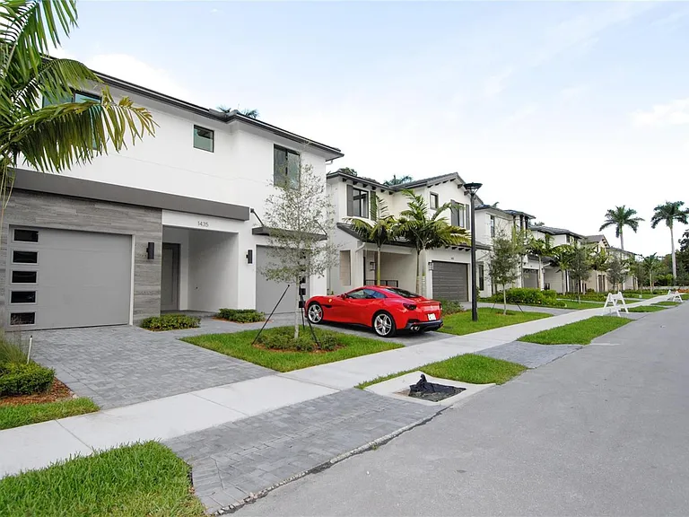 1435 SW 23rd St — Photo 31