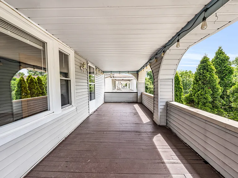 Second Floor Balcony (Lights Included)