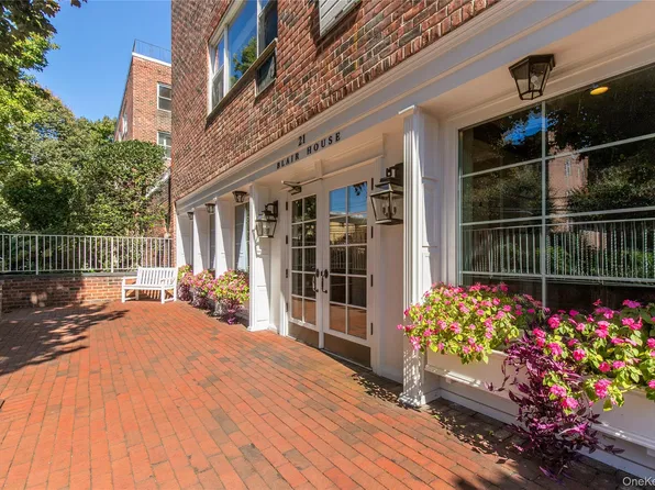 21 Chapel Place Chapel Place #3J, Great Neck, NY 11021