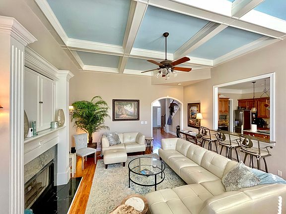 Family room w/gas fireplace