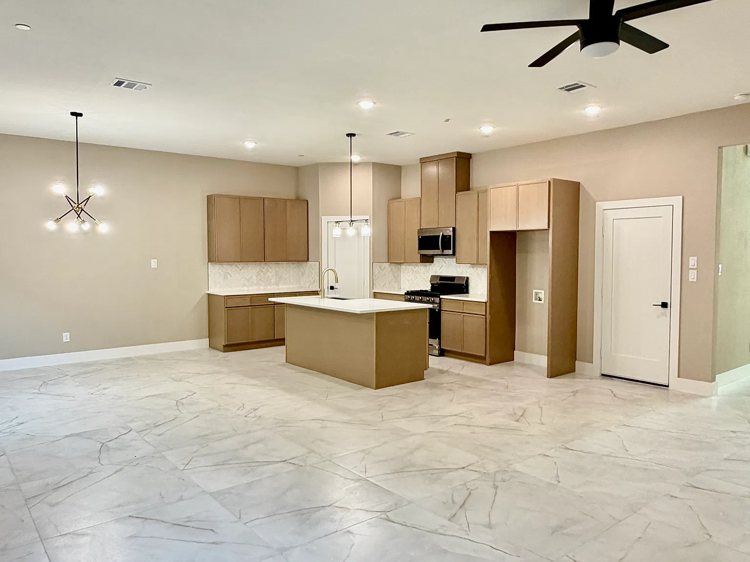 3 bed, 2.5 bath, 2092 sqft, $3,000 — Photo 4