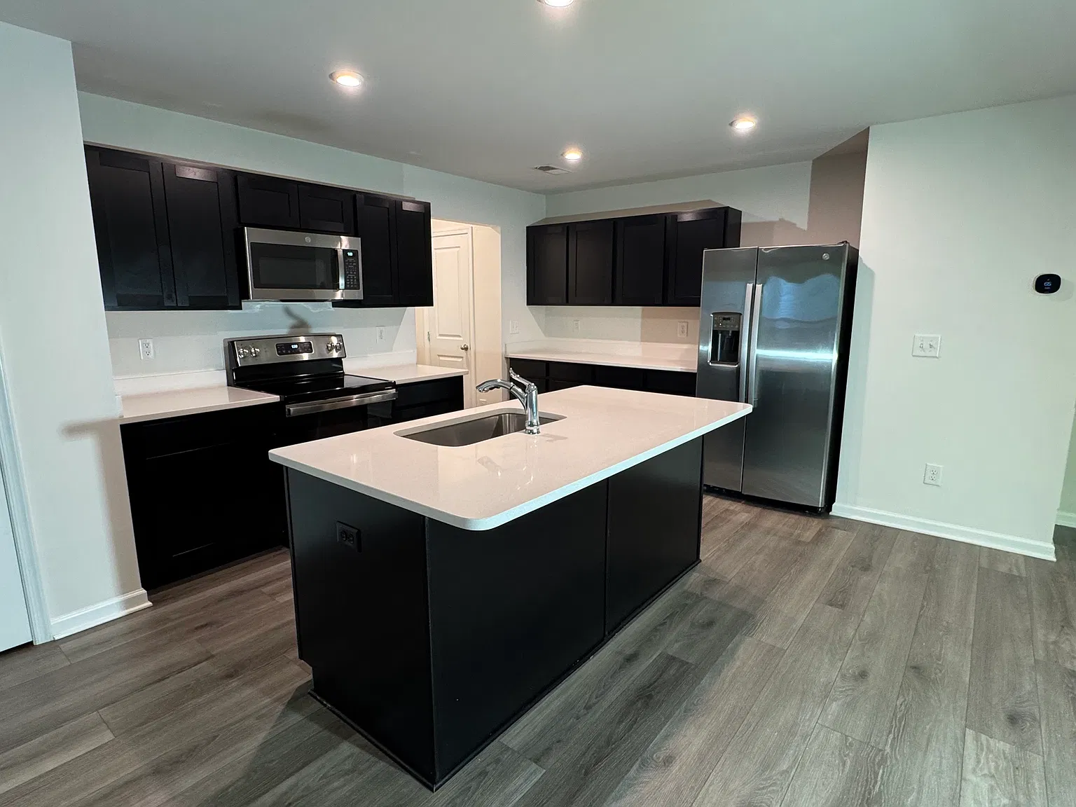 4 bed, 2.5 bath, 1900 sqft, $2,499 — Photo 3