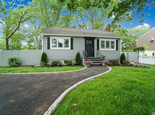 32 Washington Ave, Holtsville, NY 11742