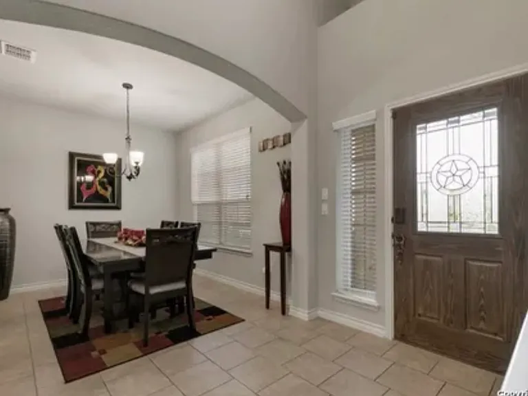 512 Saddle House — Photo 3