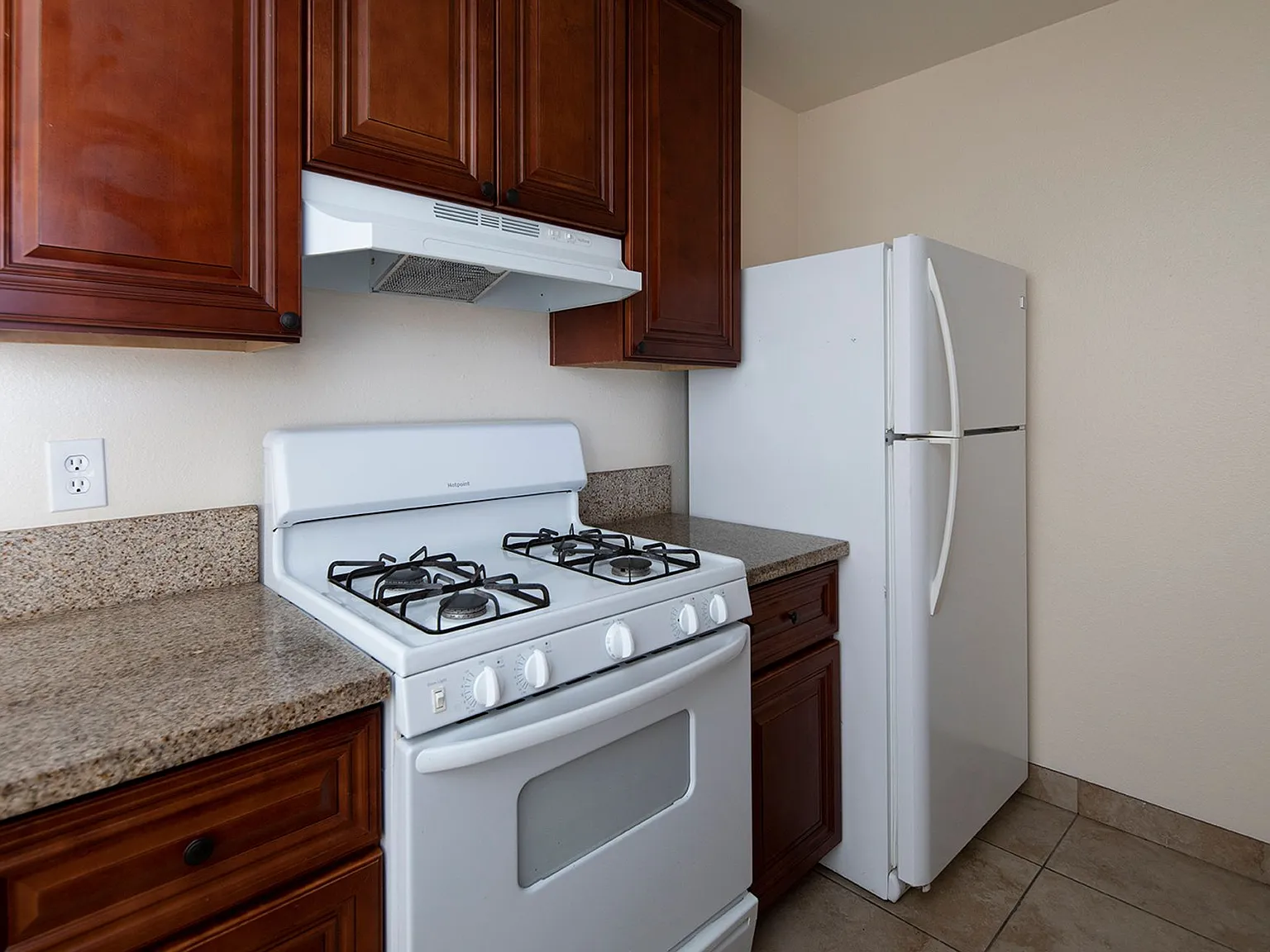 Lanai Village Apartments — Photo 3