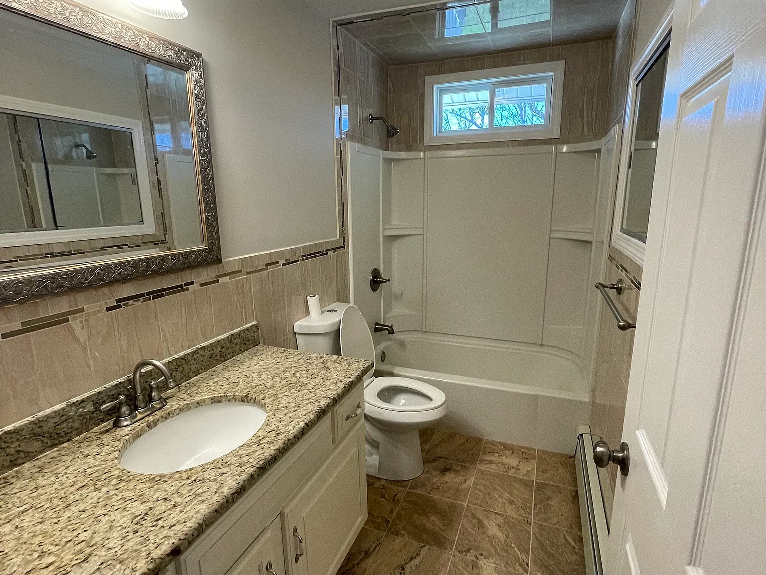 3 bed, 2.0 bath, 2376 sqft, $3,950 — Photo 4