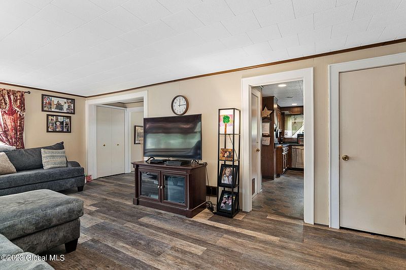 4th image of 109 Jefferson Avenue