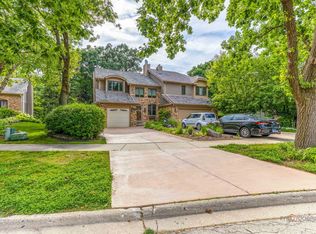 636 Walnut Oaks Dr, Roselle, IL 60172