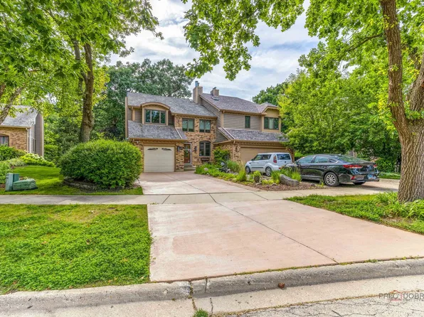 636 Walnut Oaks Dr, Roselle, IL 60172